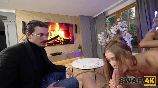 Мужик презентовал свою жену какой-то горячей семейной парочке